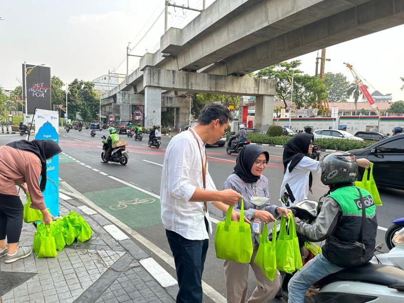 Peruri berinisiatif untuk berbagi kebaikan dengan cara membagikan takjil gratis kepada masyarakat sekitar kawasan Kantor Pusat Peruri, Jakarta Selatan. 