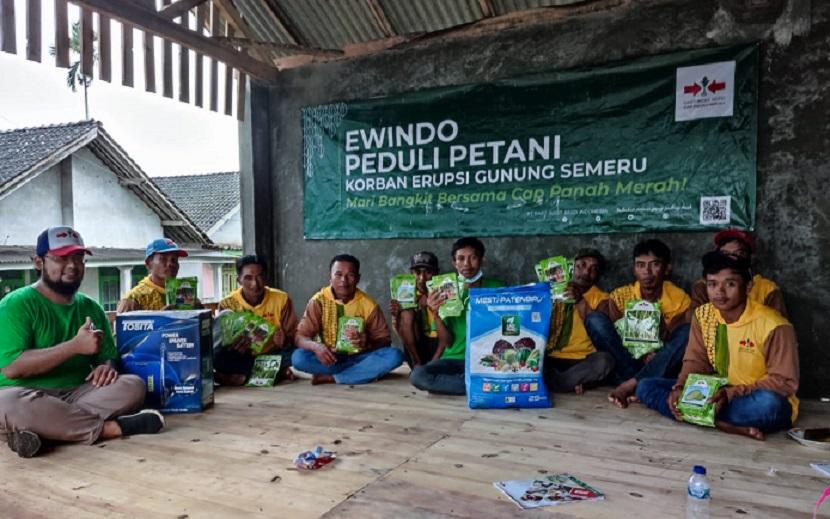 Perusahaan benih sayuran PT East West Seed Indonesia (Ewindo) memberikan bantuan benih sayuran unggul, sarana produksi pertanian serta peralatan pertanian kepada lebih dari 120 petani sayuran yang terkena dampak langsung erupsi Gunung Semeru di Lumajang, Jawa Timur.