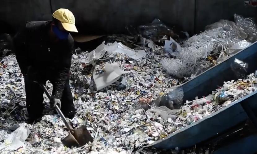 Perusahaan daur ulang di Kenya berupaya mengumpulkan 1500 ton limbah kardus minuman setiap hari untuk diubah menjadi produk kemasan baru.