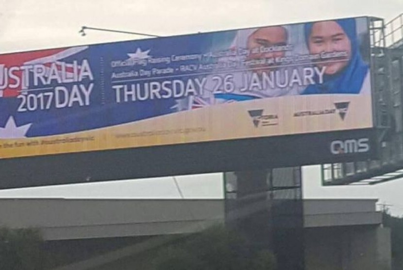 Perusahaan iklan QMS telah menurunkan sebuah billboard (papan iklan) di Melbourne yang mempromosikan perayaan Australia Day yang berisi gambar dua perempuan yang mengenakan hijab, setelah mendapatkan protes dan ancaman.