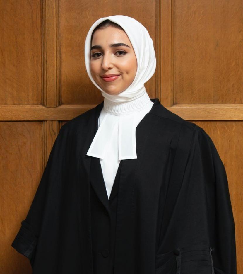 Perusahaan Inggris Ivy & Normanton meluncurkan rangkaian hijab yang dirancang khusus untuk para advokat wanita di pengadilan.