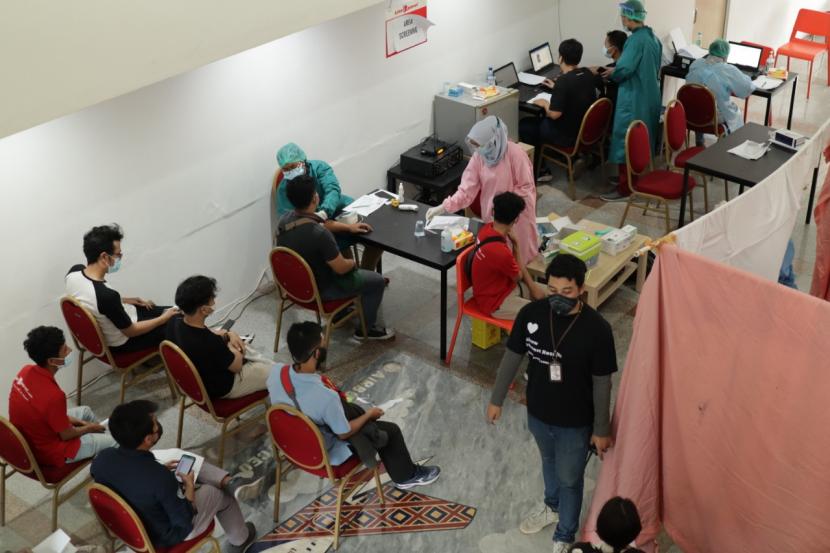 Perusahaan jasa ekspedisi Lion Parcel (PT Lion Express) menggelar vaksinasi untuk warga sekitar dan karyawannya di kantor HQ Lion Parcel di Kedoya, Jakarta Barat, 6-9 Juli 2021.
