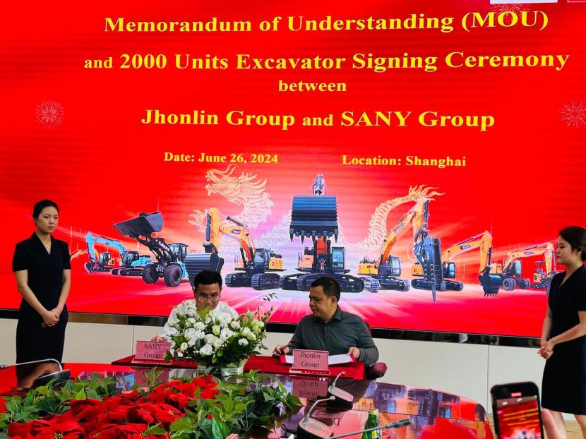 Perusahaan Jhonlin Group membeli 2.000 unit ekskavator dari produsen alat berat China, Sany Group.