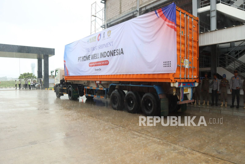 Perusahaan di Majalengka Ekspor 6.000 Pasang Sepatu On Cloud Running ke Amerika