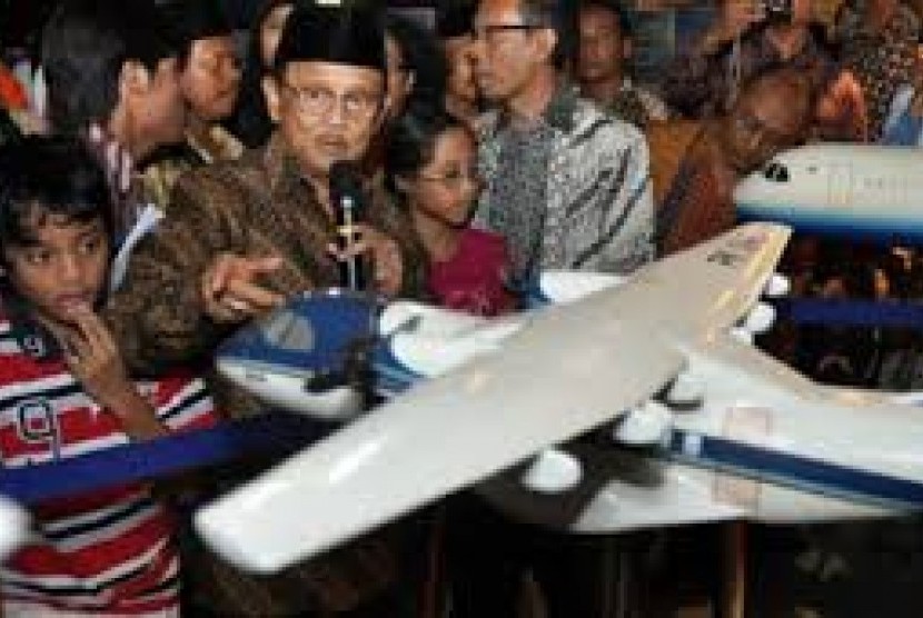 Perusahaan milik keluarga BJ Habibie, PT Ilthabi Rekatama, berencana membangun industri pesawat terbang di Batam, Kepulauan Riau