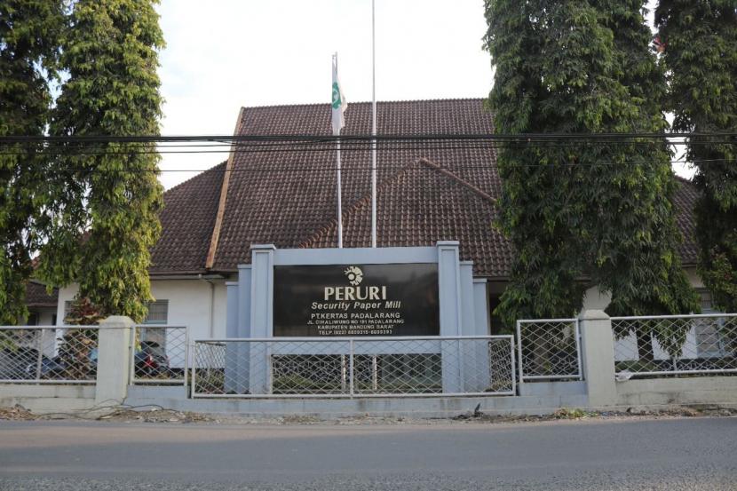 Perusahaan pabrik kertas pertama di Indonesia, PT Kertas Padalarang memasuki usia 100 tahun atau satu abad pada 22 Mei 2022.