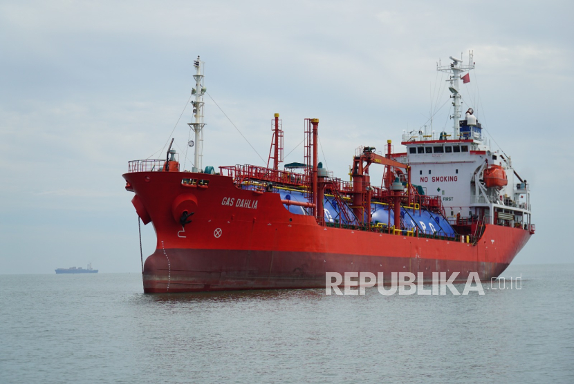 Perusahaan pelayaran (shipping) dan galangan kapal (shipyard) asal Indonesia, Waruna Group, tercatat masuk dalam TOP 50 Global Ship Owners oleh Xinde Marine News, salah satu media nasional industri kemaritiman dan pelayaran terdepan di Cina. 