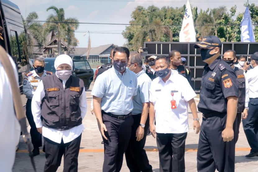 Menteri Kelautan dan Perikanan, Edhy Prabowo didampingi Gubernur Jawa Timur, Khofifah Indar Parawansa melaksanakan kunjungan kerja, Rabu (8/7), dalam rangka pelepasan ekspor ke-87 Kawasan Berikat PT Kirana Food International, yang berada di wilayah pengawasan Kantor Bea Cukai Bojonegoro.