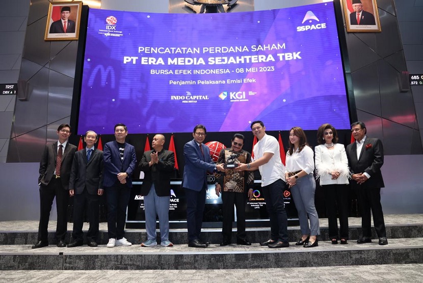  Perusahaan penyedia jasa periklanan dan konsultasi manajemen, PT Era Media Sejahtera Tbk mencatatkan perdana sahamnya di Bursa Efek Indonesia (BEI) per Senin (8/5/2023).
