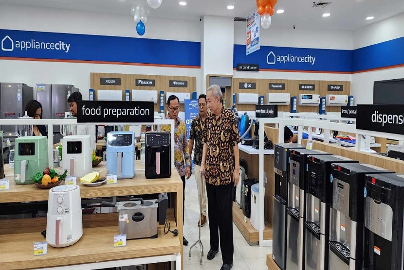 Perusahaan ritel produk elektronik PT Electronic City Indonesia Tbk meresmikan toko di kota Magelang yang mengusung tema dan pengalaman baru.