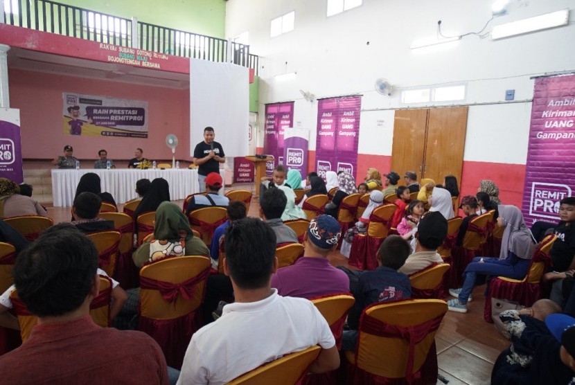 Perusahaan teknologi finansial, Remit Pro saat memberikan bantuan pendidikan buat anak-anal buruh migran dari Desa Bojong Tengah, Kecamatan Pusakajaya, Subang. 