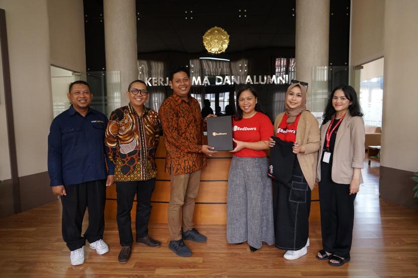 Perusahaan teknologi perhotelan, RedDoorz, menjalin kerja sama dengan salah satu perguruan tinggi terkemuka di Indonesia, Universitas Gadjah Mada (UGM). 