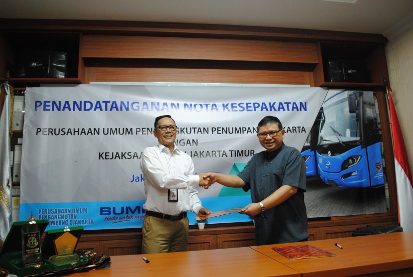 Perusahaan Umum Pengangkutan Penumpang Djakarta (Perum PPD) menjalin kerja sama dengan Kejaksaan Negeri Jakarta Timur, Rabu (24/5). 