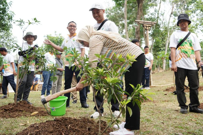 Perusahaan Umum Percetakan Uang Republik Indonesia (Perum Peruri) menyalurkan bantuan sebanyak 335 bibit pohon kepada Dinas Lingkungan Hidup Kabupaten Karawang, Jawa Barat, sebagai komitmen mendukung pengurangan emisi dan dampak pemanasan global.