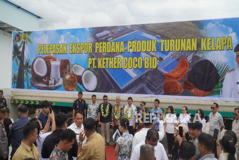 Perusahaan yang menggunakan fasilitas kawasan berikat, PT Kether Coco Bio melakukan ekspor perdana 10 kontainer produk santan beku ke Tiongkok. 