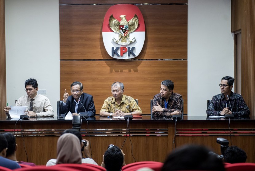 Perwakilan Asosiasi Pengajar Hukum Tata Negara yang juga mantan Ketua Mahkamah Konstitusi Mahfud MD (kedua kiri) dan Guru Besar Fakultas Hukum Universitas Andalas Yuliandri (kedua kanan) menyampaikan keterangan pers didampingi Ketua KPK Agus Rahardjo (tengah), Wakil Ketua Laode Muhammad Syarif (kiri), Juru Bicara KPK Febri Diansyah (kanan) di Jakarta, Rabu (14/6). 