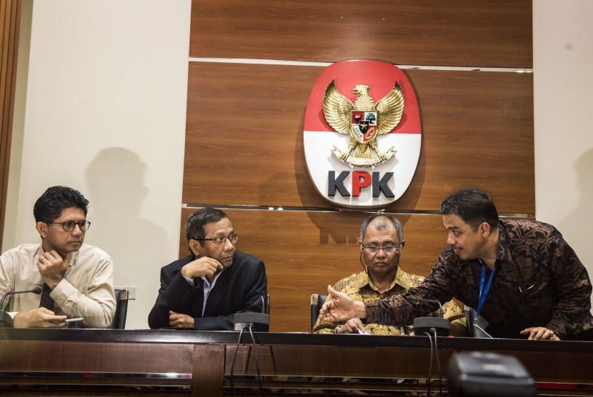 Perwakilan Asosiasi Pengajar Hukum Tata Negara yang juga mantan Ketua Mahkamah Konstitusi Mahfud MD (kedua kiri) dan Guru Besar Fakultas Hukum Universitas Andalas Yuliandri (kanan) menyampaikan keterangan pers didampingi Ketua KPK Agus Rahardjo (kedua kanan) serta Wakil Ketua Laode Muhammad Syarif (kiri) di Jakarta, Rabu (14/6). 