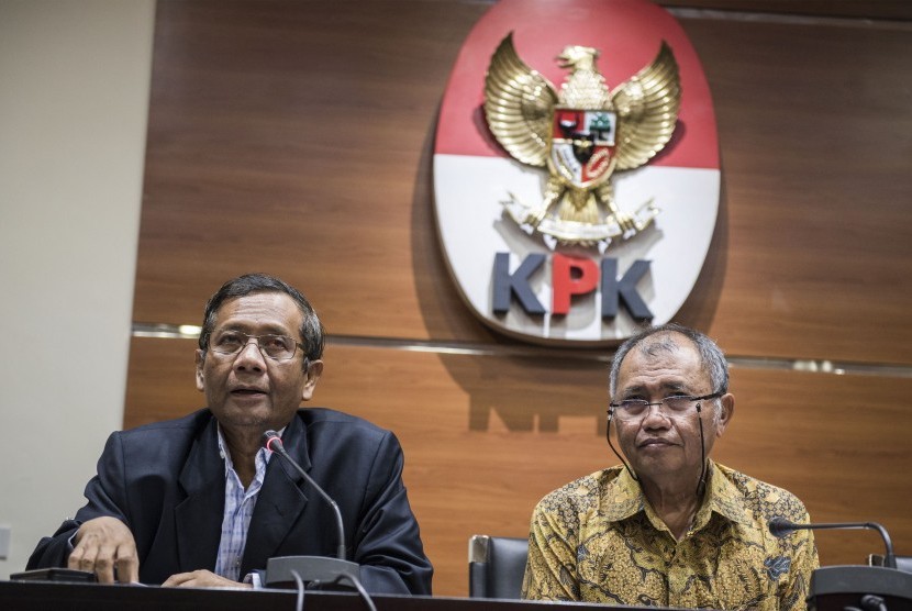 Perwakilan Asosiasi Pengajar Hukum Tata Negara yang juga mantan Ketua Mahkamah Konstitusi Mahfud MD (kiri) bersama Ketua KPK Agus Rahardjo (kanan). 