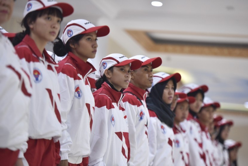 Perwakilan atlet mengikuti upacara pengukuhan kontingen Indonesia untuk SEA Games XXIX di Kuala Lumpur, Malaysia, di Wisma Kemenpora, Senayan, Jakarta, Rabu (2/8).