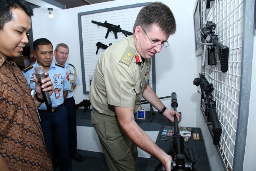 Perwakilan Australian Defence Force meninjau persenjataan TNI di PT Pindat