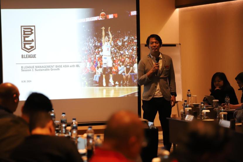 Perwakilan B League Jepang memberikan materi dalam workshop bersama klub-klub IBL.