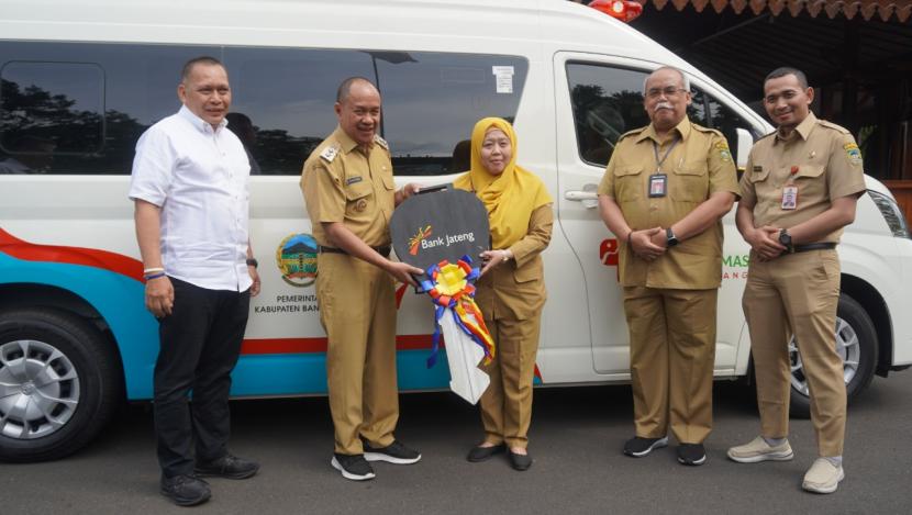 Perwakilan Bank Jateng Cabang Koordinator Purwokerto menyerahkan satu unit ambulans kepada RSUD Banyumas, Senin (16/1/23).