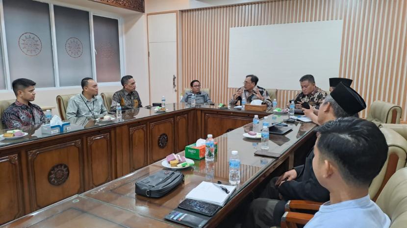 Perwakilan Bank Muamalat bersilaturahim dengan jajaran Lembaga Pembinaan Haji dan Umrah (LPHU) Pimpinan Pusat (PP) Muhammadiyah di Gedung Dakwah PP Muhammadiyah, Jakarta, Kamis (11/7/2024).