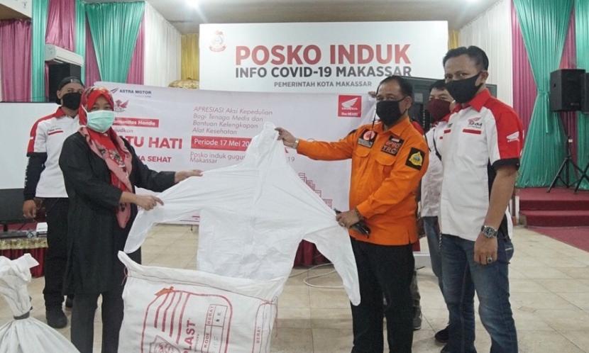 Perwakilan bikers menyerahkan bantuan APD kepada Posko Covid-19 di Makassar