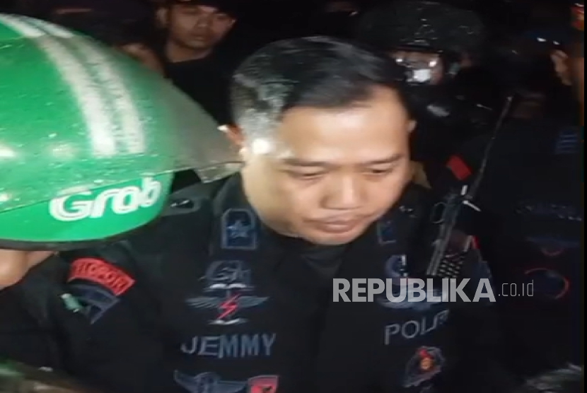  Perwakilan Brimob menemui massa pengemudi ojol yang datang ke Mako Brimob, Kwitang, Jakarta Pusat, Kamis (28/8/2025). 