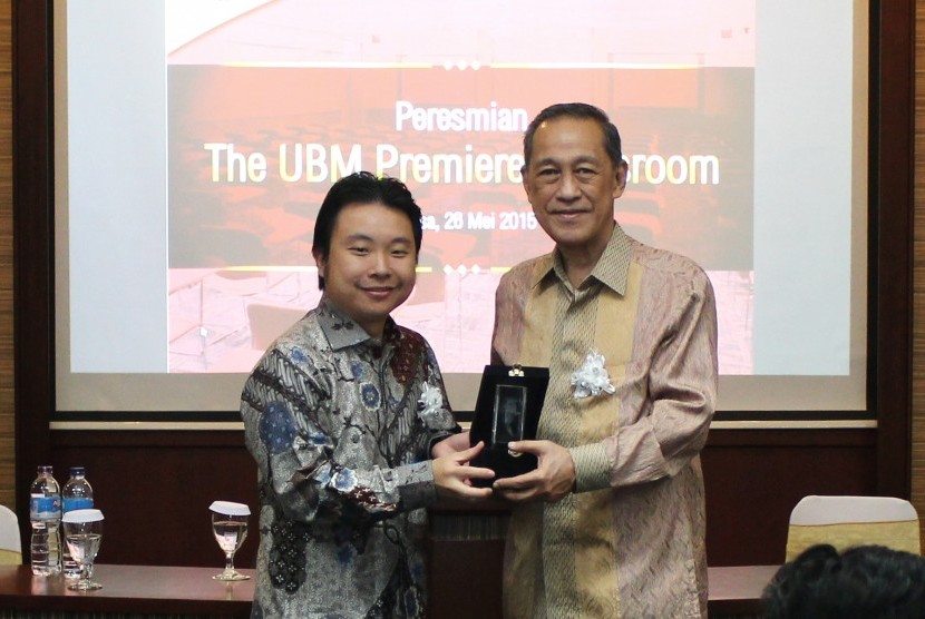 Perwakilan civitas akademi UBM dan Presiden Komisaris BCA Djohan Emir Setijoso (kanan) 