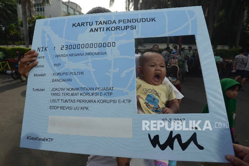 Perwakilan dari Gerakan Sapu Koruptor (Satu padu Lawan Koruptor) melakukan aksi simbolik kawal kasus korupsi KTP elektronik di Kawasan Bundaran HI, Jakarta, Ahad (19/3). 