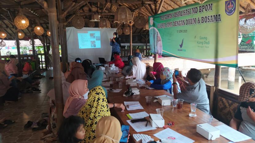 Perwakilan dari Loka BPOM Kabupaten Bogor, Luluatul Khodijah, menyampaikan sosialisasi perizinan MD pada sejumlah pelaku UMKM Bosama di Depok, Kamis (17/6)