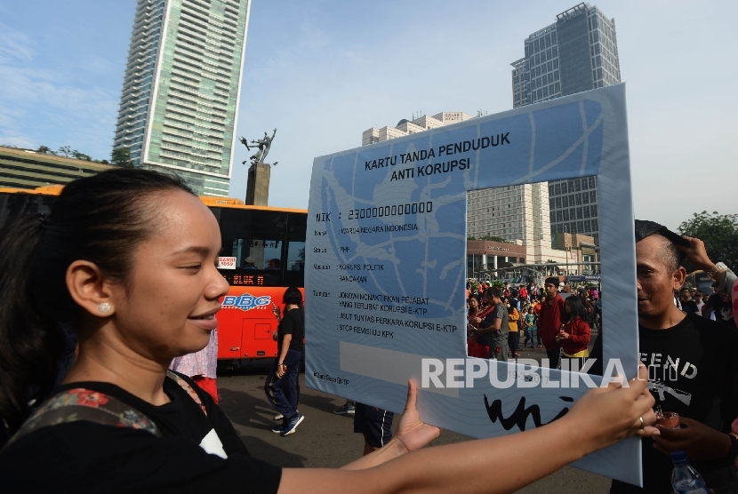 Activists showed their support to the law enforcement on the case of e-ID corruption during Car Free Day at HI Roundabout, Jakarta, Sunday (March 19). 