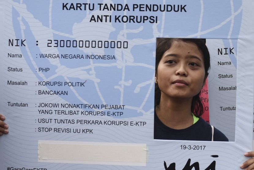 Perwakilan dari LSM, LBH dan aktivis yang tergabung dalam Gerakan Sapu Koruptor (Satu padu Lawan Koruptor) melakukan aksi simbolik kawal kasus korupsi KTP elektronik saat hari bebas kendaraan bermotor di Kawasan Bundaran HI, Jakarta, Ahad (19/3).