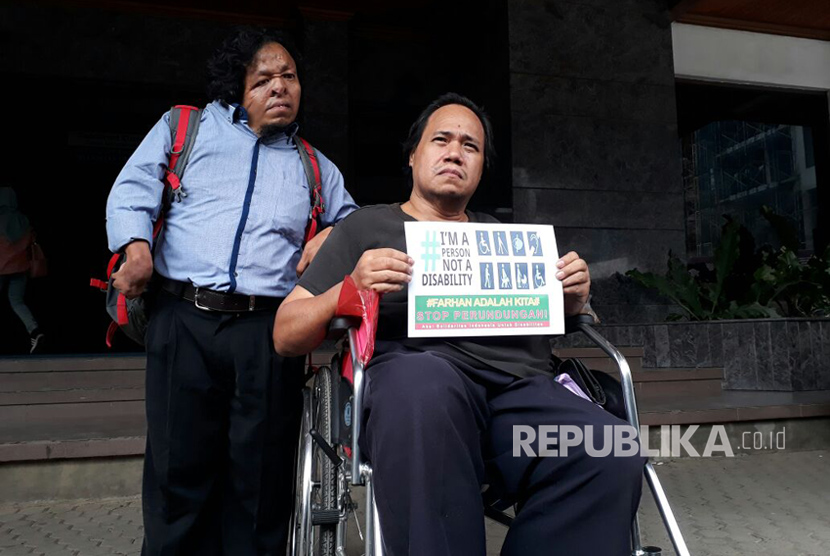 Perwakilan dari Masyarakat Peduli Hak-hak Penyandang Disabilitas (MPHPD) dalam konferensi persnya terkait perundungan terhadap MF di Universitas Gunadarma, Depok, Jawa Barat, Kamis (20/7).