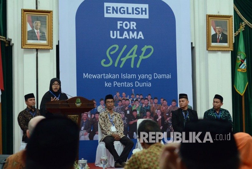 Perwakilan dari para lulusan menyampaikan ceramah singkat dengan bahasa Inggris saat acara penutupan English For Ulama Siap Mewartakan Islam yang Damai ke Pentas Dunia, di Aula Barat Gedung Sate, Kota Bandung, Kamis (11/4).