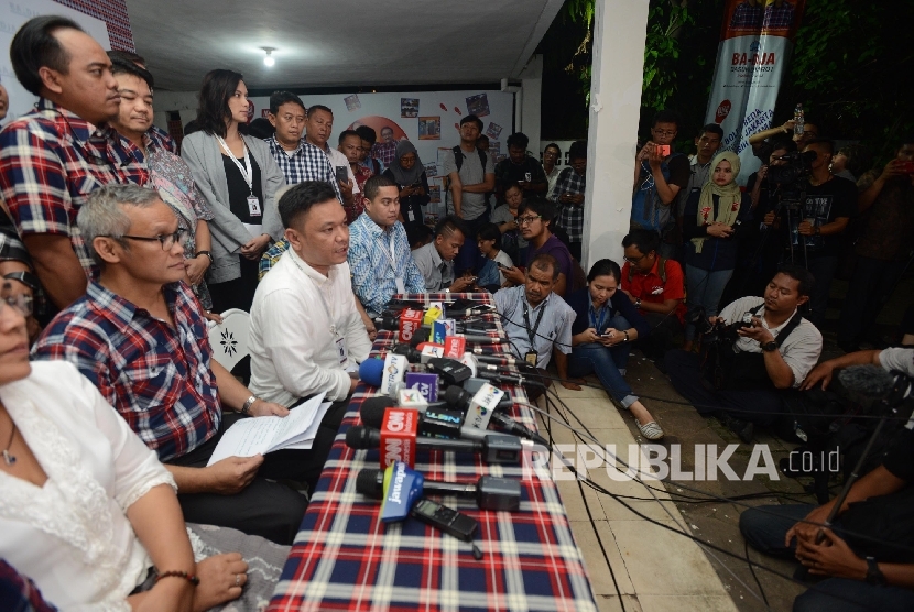 Perwakilan dari partai pengusung dan tim sukses Pasangan Calon Gubernur DKI Jakarta nomor urut 2 Ahok-Djarot memberikan keterangan kepada awak media di Kantor Pemenangan Ahok-Djarot, Jakarta, Rabu (16/11).