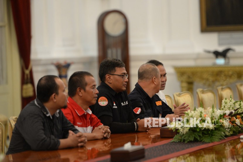 Representatives of ojek online (Ojol) drivers meet with President Joko Widodo at Merdeka Palace, Jakarta, Tuesday (March 27).
