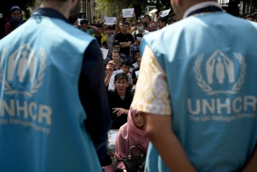 Perwakilan dari petugas dari kantor Badan Komisi Tinggi PBB untuk pengungsi (UNHCR) menemui para pengungsi asing. 