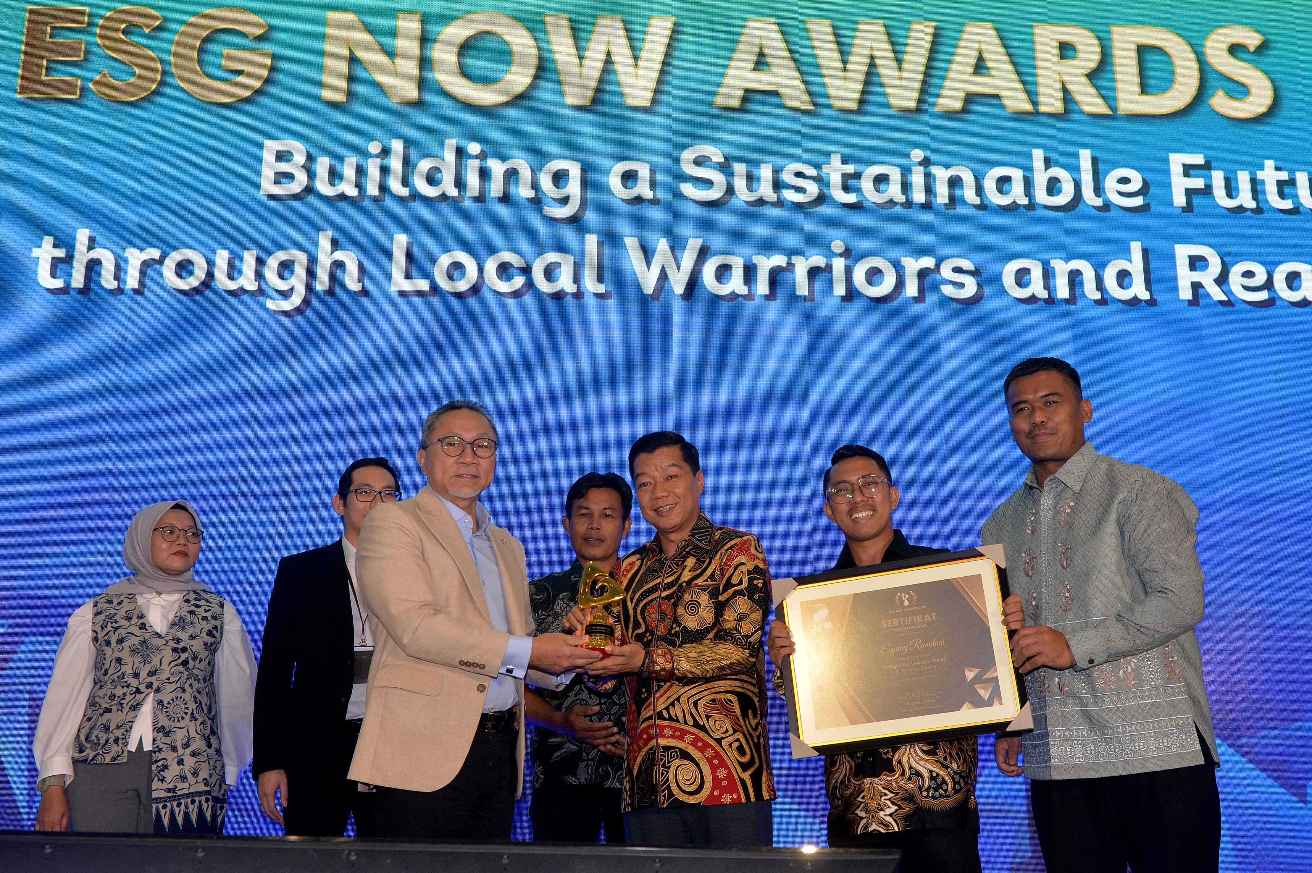 Perwakilan dari PT Pertamina Persero menerima penghargaan ESG Now Awards 2025 Republika untuk kategori Eco Innovator Award yang diserahkan oleh Menteri Koordinator Bidang Pangan Indonesia Zulkifli Hasan pada acara penganugerahan ESG Now Awards 2025 di Hotel Borobudur Jakarta, Kamis (16/10/2025).