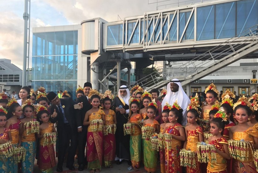 Perwakilan delegasi dari Kerajaan Arab Saudi berfoto bersama 50 penari anak asal Bali di Bandara Internasional I Gusti Ngurah Rai, Sabtu (4/3)                         