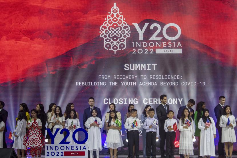 Perwakilan delegasi Y20 2022 menghadiri acara penutupan KTT Y20 Indonesia 2022. Dokumen Communiqu Y20 yang mengadopsi ide seluruh delegasi Y20 diharapkan mampu menjadi solusi konkret dan merumuskan rekomendasi dalam Leaders Declaration G20.