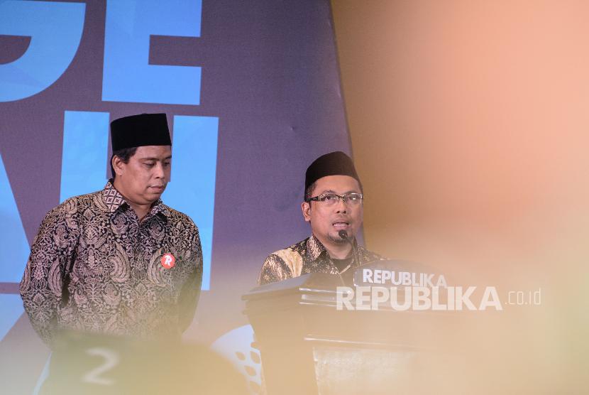 Perwakilan dewan juri ajang Anugerah Syariah Republika (ASR) 2019 Hasan Murtiaji (kanan) bersama Elba (kiri) mengumumkan pemenang penghargaan ASR 2019 di Hotel JW Marriott, Jakarta, Selasa (19/11).