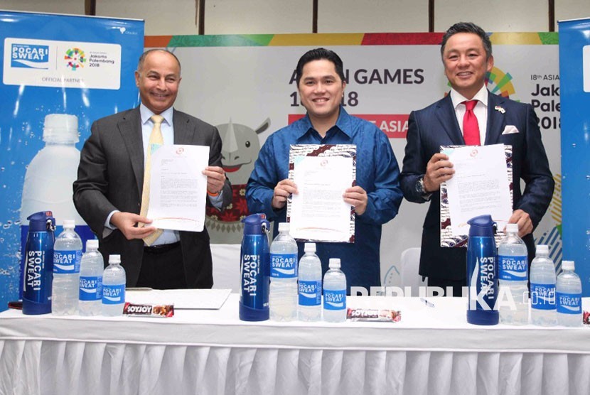 Perwakilan Dewan Olimpiade Asia (OCA) Husain Al Mussala (kiri), Ketua INASGOC Erick Thohir (tengah) dan Presiden Direktur PT Amerta Indah Otsuka, Yoshihiro Bando dalam penandatanganan kerja sama sponsorship Asian Games 2018 di Jakarta, Selasa (14/11).