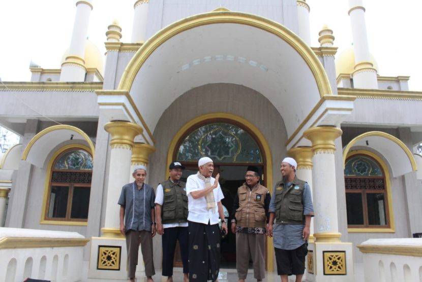 Perwakilan DPP Wahdah Islamiyah mengunjungui masjid yang dibangun oleh Puang Busli,  pengusaha asal Sengkang Kabupaten Wajo Sulawesi Selatan yang berada di tengah hutan desa.