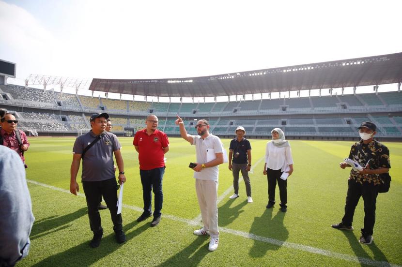 Perwakilan FIFA saat meninjau kesiapan Stadion Gelora Bung Tomo (GBT) menjelang perhelatan Piala Dunia U-20. 