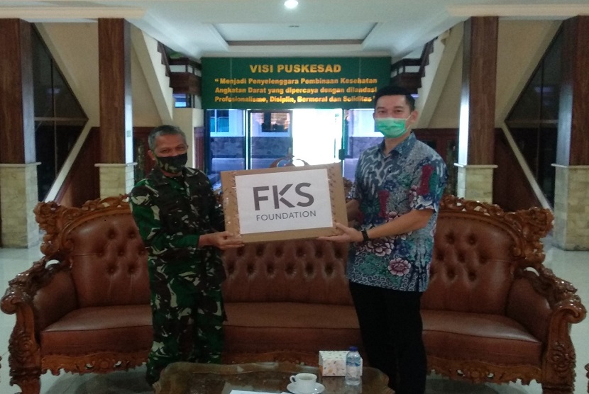 Perwakilan FKS Foundation mendistribusikan rapid test kit kepada perwakilan RSPAD Gatot Soebroto Kapuskesad Mayjen TNI Dr.dr. Tugas Ratmono, Sp.S., M.A.R.S., M.H.