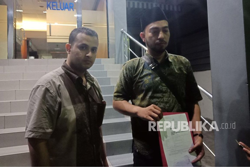 Eks politikus Partai Solidaritas Indonesia (PSI) Habib Husin Shihab (kanan) didampingi kuasa hukumnya melaporkan kasus ujaran kebencian ke Polda Metro Jaya, Jakarta Selatan, Selasa (22/5).
