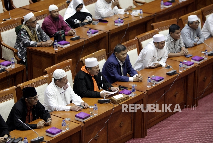 Perwakilan Forum Umat Islam (FUI) mengikuti rapat dengar pendapat dengan Komisi III DPR di Kompleks Parlemen, Senayan, Jakarta, Selasa (21/2).