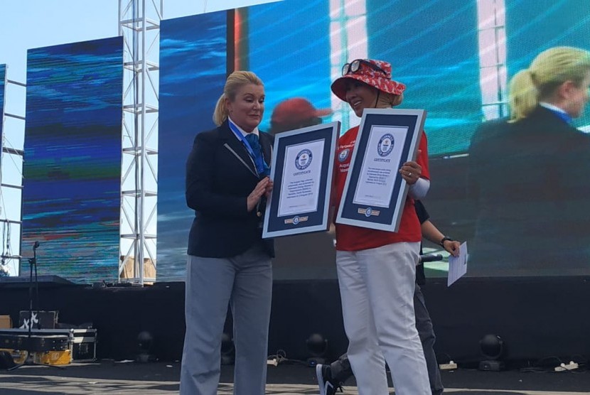 Perwakilan Guinness World Record Official Attempt (kiri), Solvej Malouf yang juga merupakan juri Rekor Dunia Guinness, menyerahkan  catatan Penghargaan atas rekor yang telah dipecahkan Wanita Selam Indonesia (WASI) kepada Ketua WASI, Tri Tito Karnavian, di wilayah Pantai Megamas Manado, Sulawesi Utara, Sabtu (3/8). 